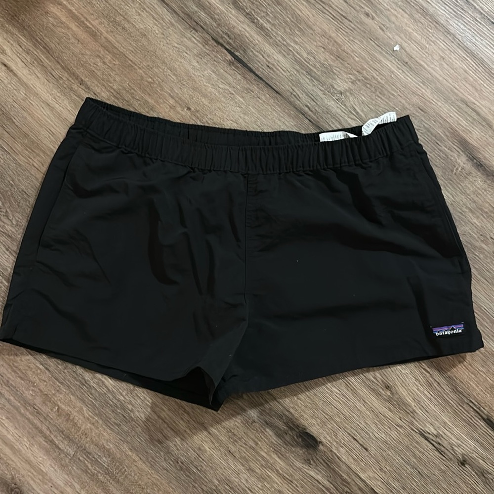 Patagonia barely baggies 2.5 inch in great condition :) send an offer !